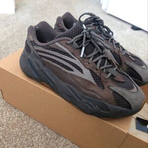 Yeezy 700 v2 geode size 9.5